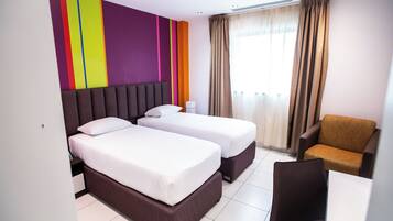 Ropa de cama de alta calidad y caja de seguridad en la habitación