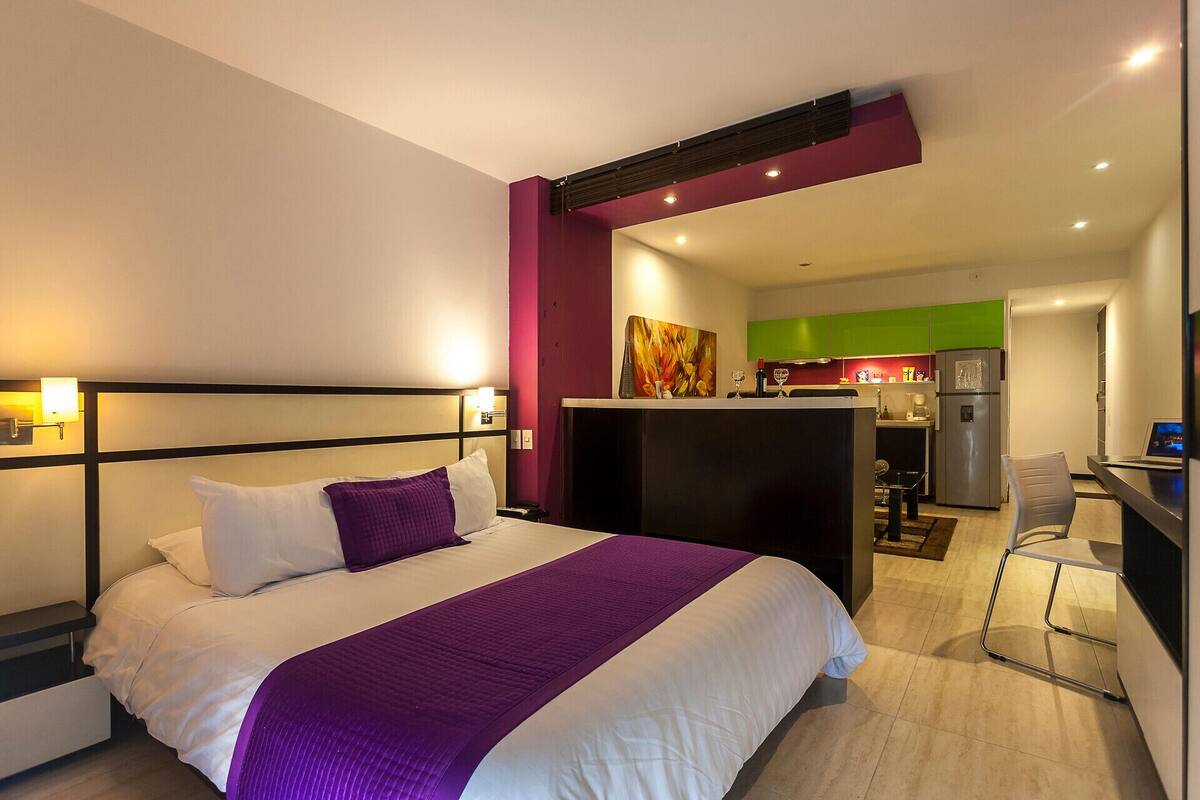 Minibar, caja de seguridad en la habitación y escritorio 