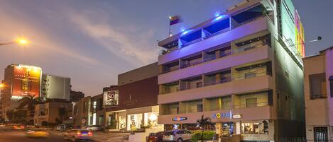 Bagian depan properti - sore/malam