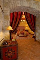 Suite | Ropa de cama de alta calidad, minibar, caja fuerte y escritorio