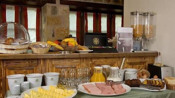 Breakfast (EUR 10 per person)
