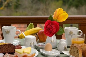 El desayuno cuesta 10 EUR por persona