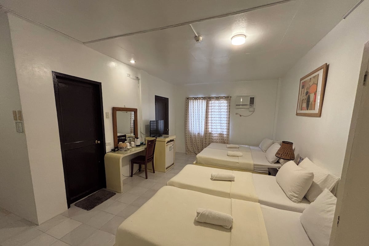 Habitación triple Deluxe, para no fumadores, balcón | Minibar, caja de seguridad en la habitación, escritorio y wifi gratis