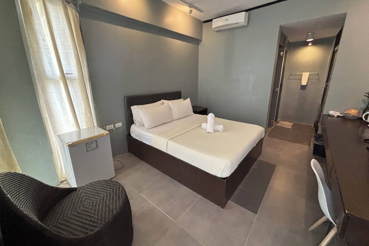 Minibar, in-room safe, desk, WiFi (free)