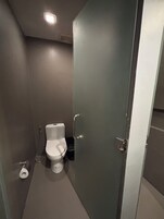 Ducha, secador de pelo, bidet, toallas