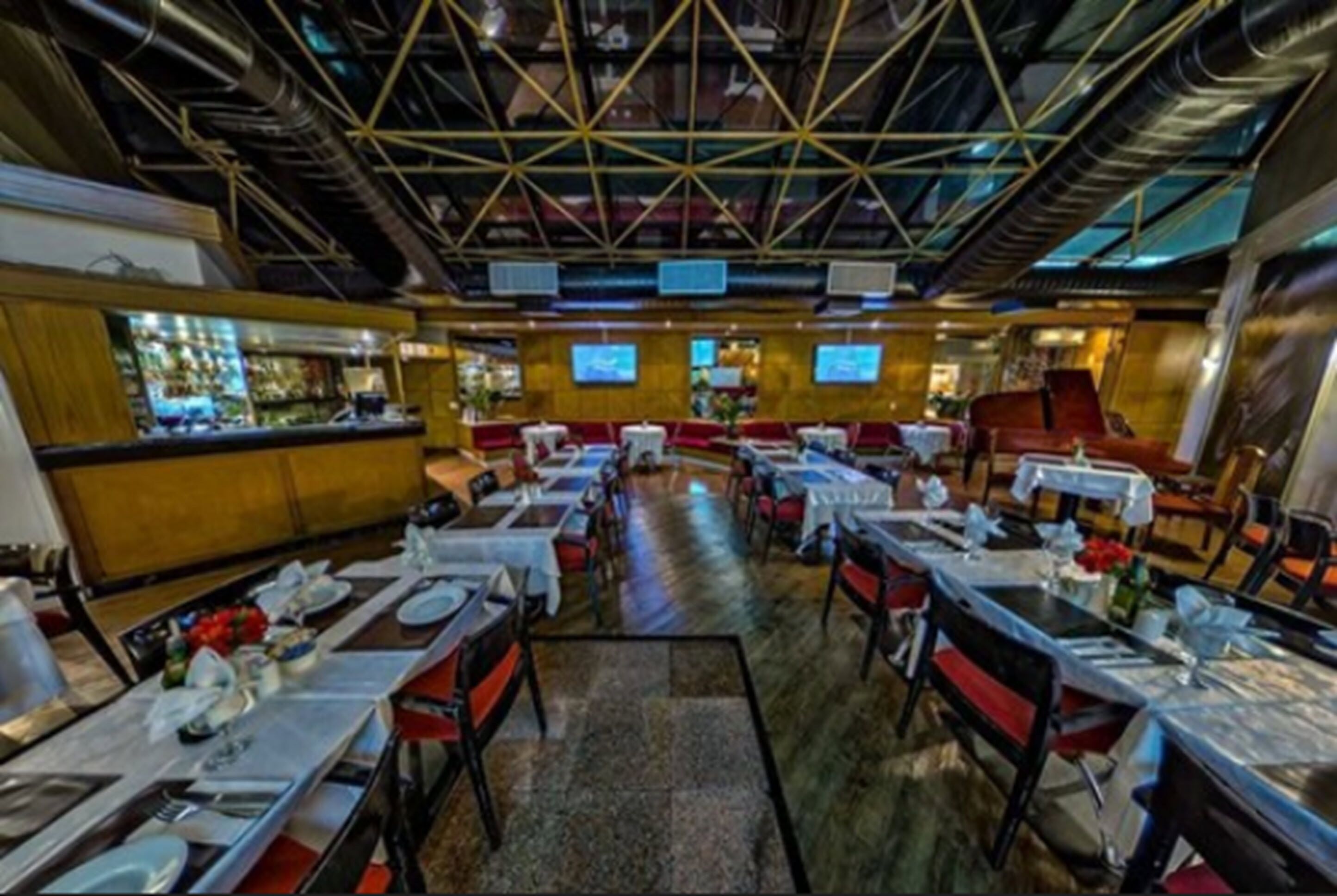 breakfast, lunch, dinner served; international cuisine