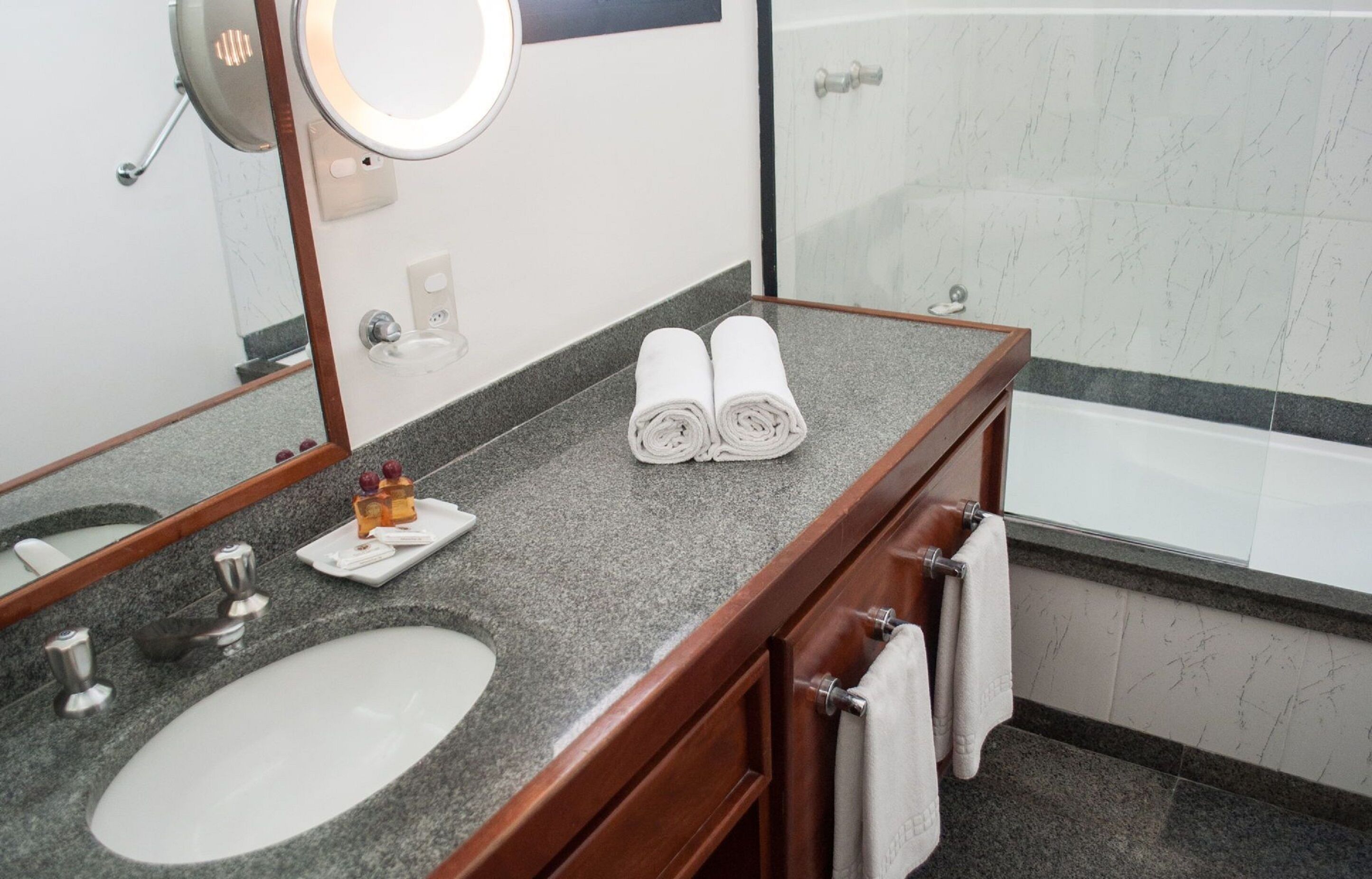 combined shower/bathtub, hair dryer, towels