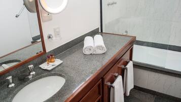 Combined shower/tub, hair dryer, towels