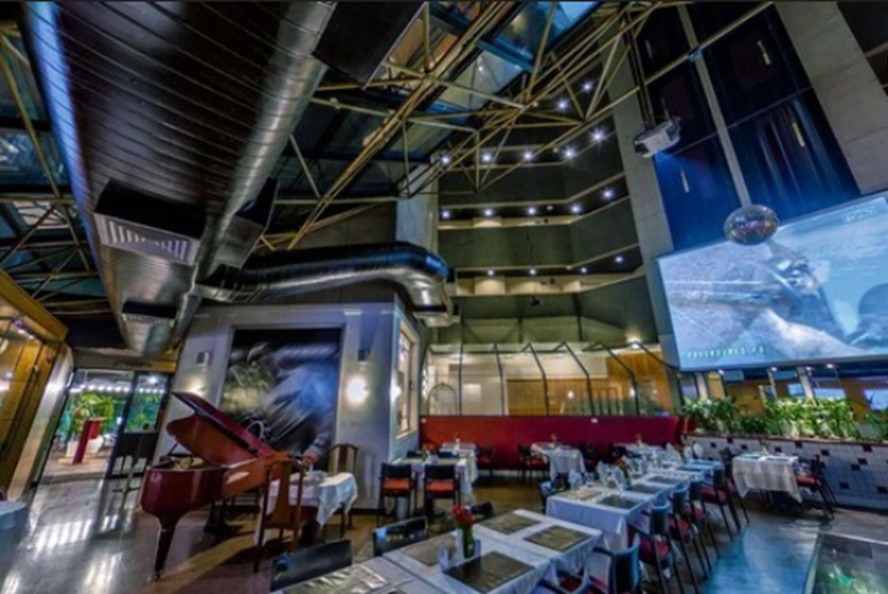 breakfast, lunch, dinner served; international cuisine