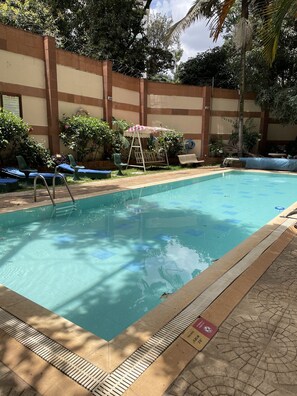 Outdoor pool, open 8 AM to 6 PM, pool loungers