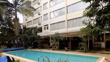 Outdoor pool, open 8 AM to 6 PM, pool loungers