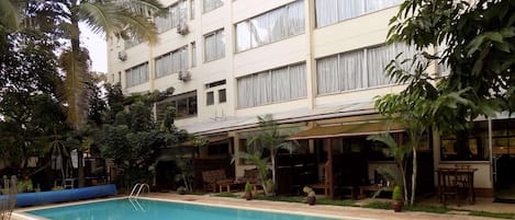 Piscina externa, funciona das 8h às 18h, espreguiçadeiras