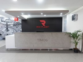 Una recepción con el logotipo 'Red Planet' y la marca 'Timog'.