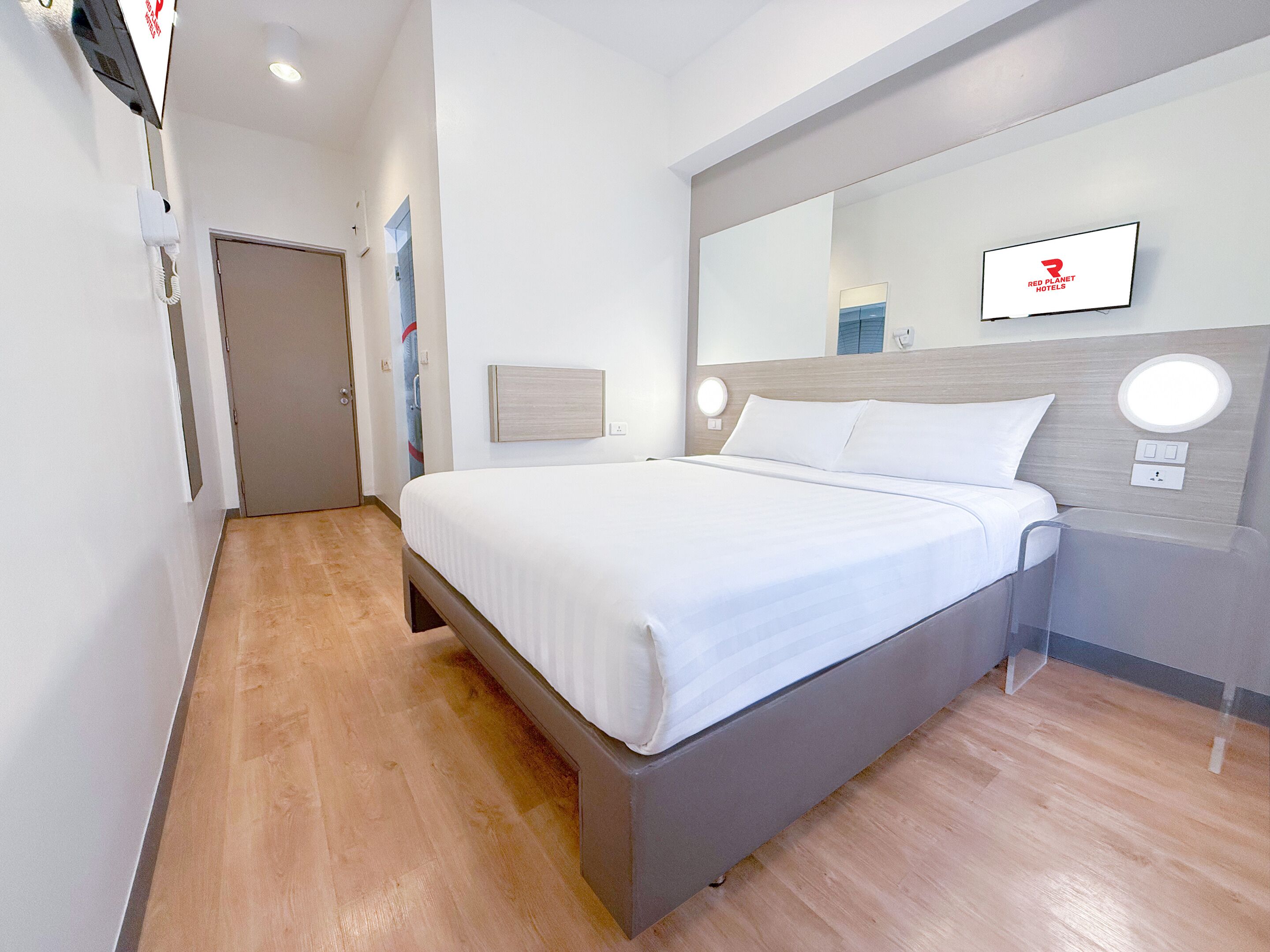 Ropa de cama de alta calidad y caja de seguridad en la habitación 