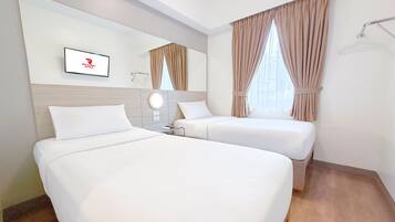 Ropa de cama de alta calidad y caja de seguridad en la habitación