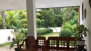 Lobby sitting area - Ladaga Inn & Restaurant (Dauis)
