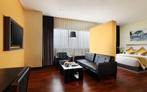 Executive Room, 1 Katil Ratu (Queen), Non Smoking | Ruang tamu | TV, pendiangan 