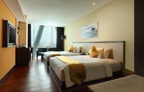 Minibar, in-room safe, desk, iron/ironing board - THE 1O1 OJ Malang (Malang)