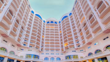 Ulkouima-allas avoinna 9.00–15.00, aurinkovarjoja, aurinkotuoleja