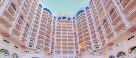 حمّام سباحة خارجي، مظلات على حمّام السباحة، مقاعد للتشمس