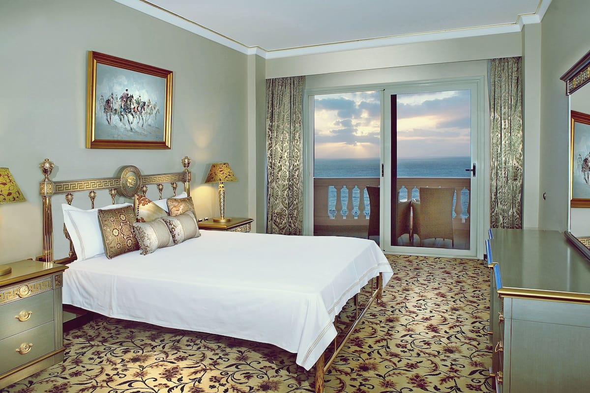 2 bedrooms, minibar, in-room safe, desk