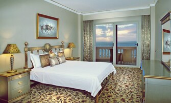 2 quartos, frigobar, cofres nos quartos, escrivaninha