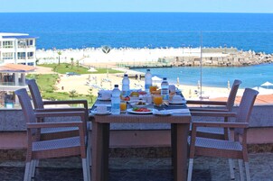 Desayuno buffet diario (USD 12 por persona)