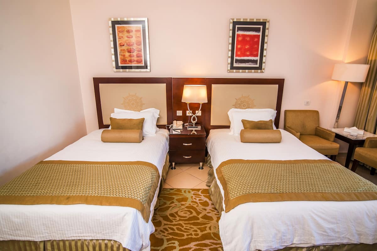 2 bedrooms, minibar, in-room safe, desk