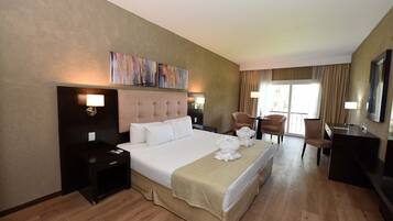 Ropa de cama de alta calidad, colchones con pillow-top y minibar