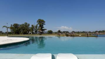 Una piscina techada, 2 piscinas al aire libre