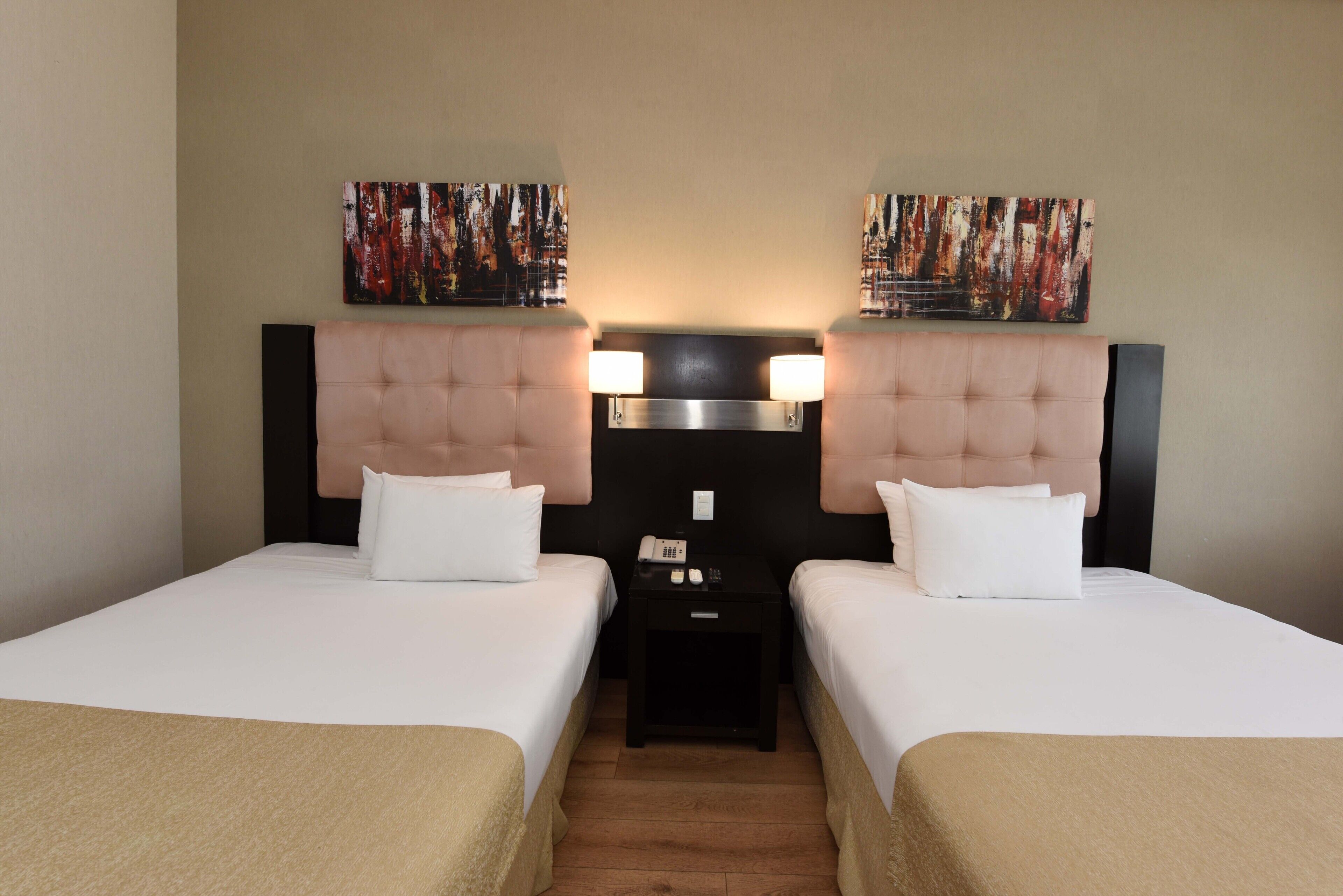 Ropa de cama de alta calidad, colchones con pillow-top y minibar 