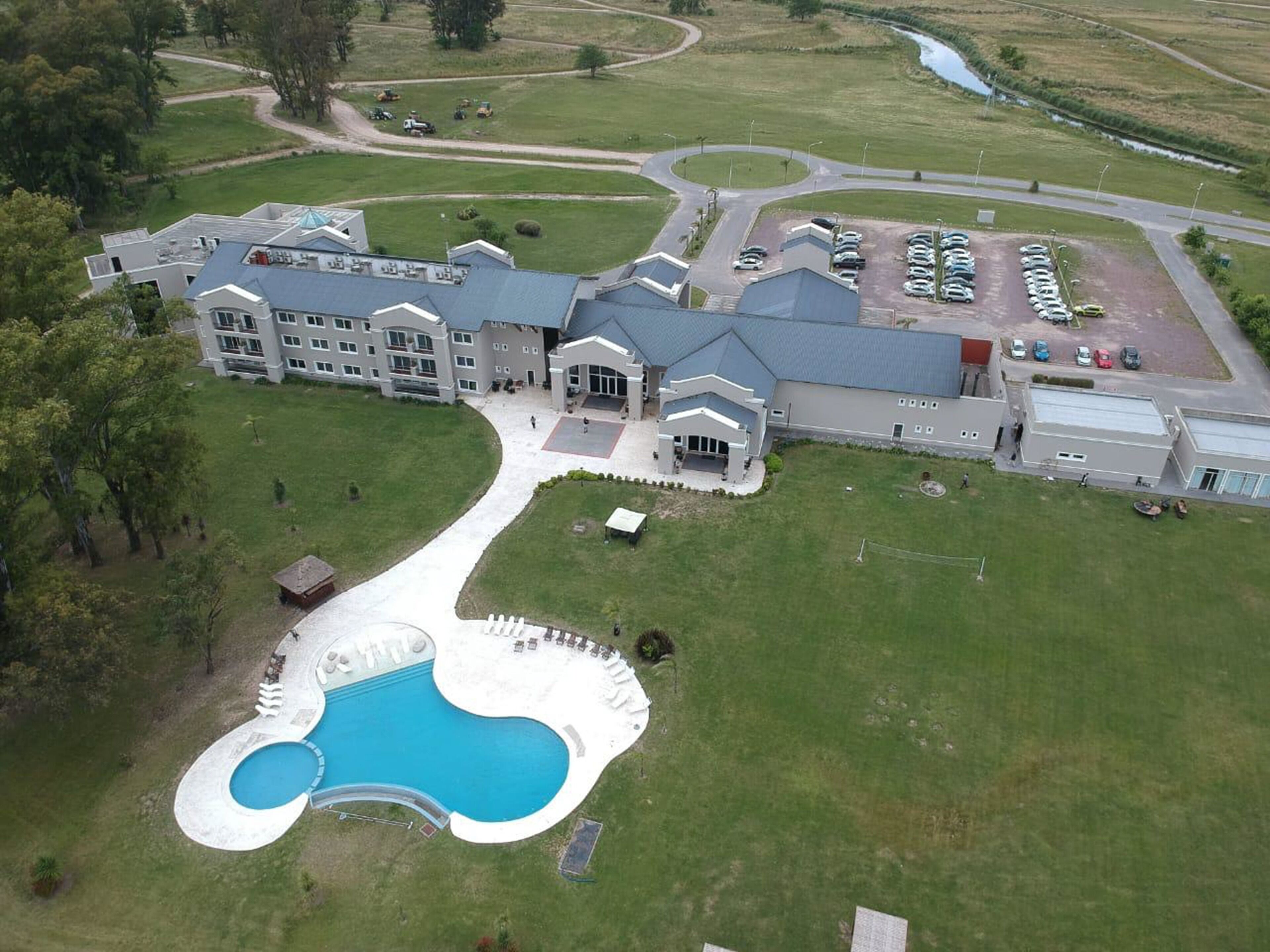 Alberca techada, 2 albercas al aire libre y camastros