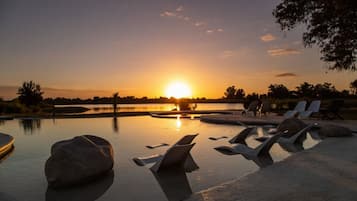 Piscine couverte, chaises longues