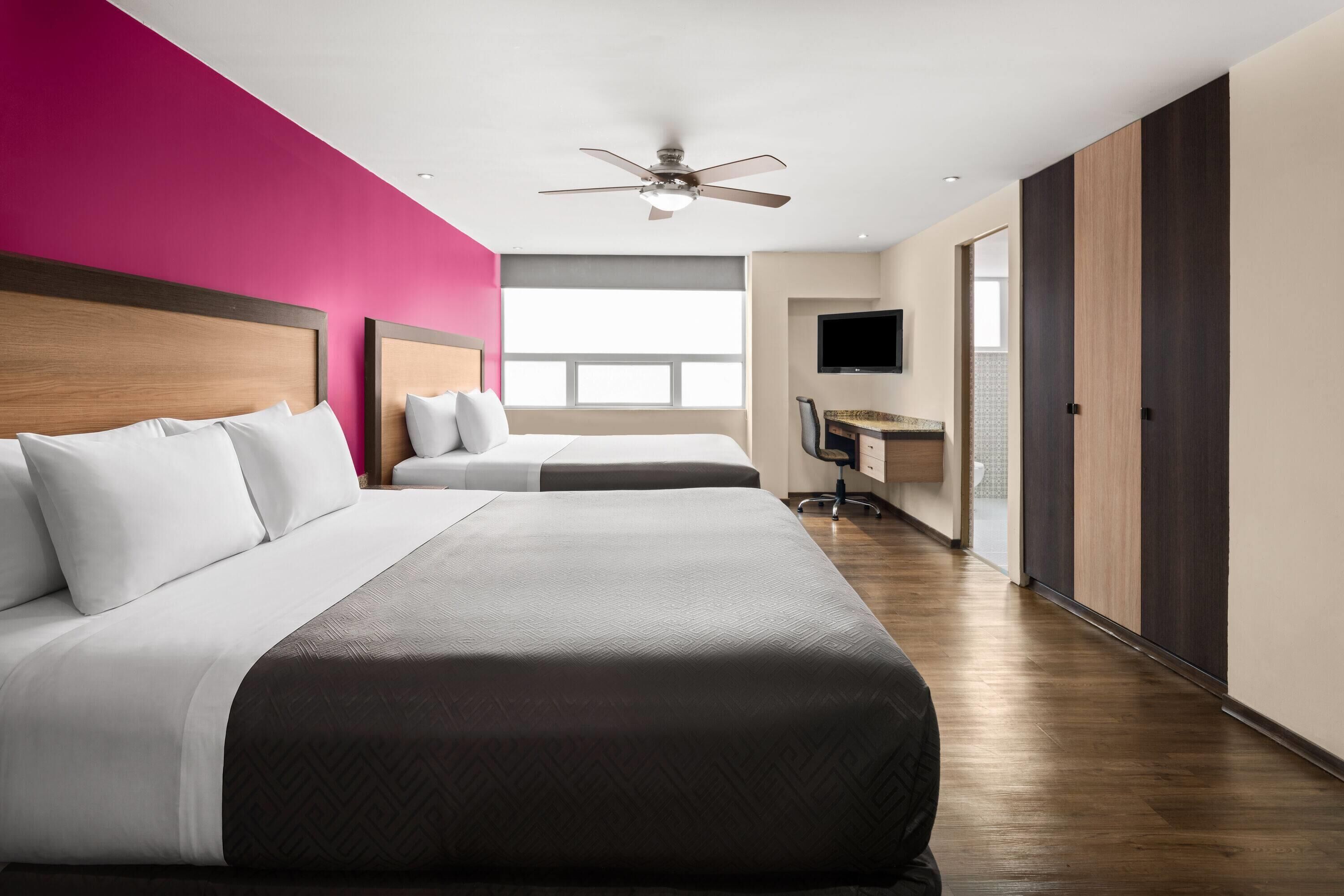 Suíte, várias camas, para não fumantes | Roupas de cama premium, cofres nos quartos, escrivaninha