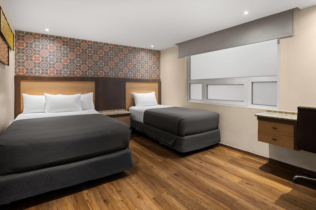 1 Full Bed, 1 Single Bed, Standard Room, Non-Smoking | Sengetøy av topp kvalitet, safe på rommet og skrivebord