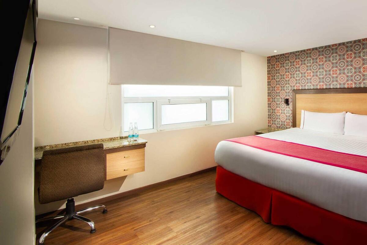 Premium bedding, in-room safe, desk, laptop workspace