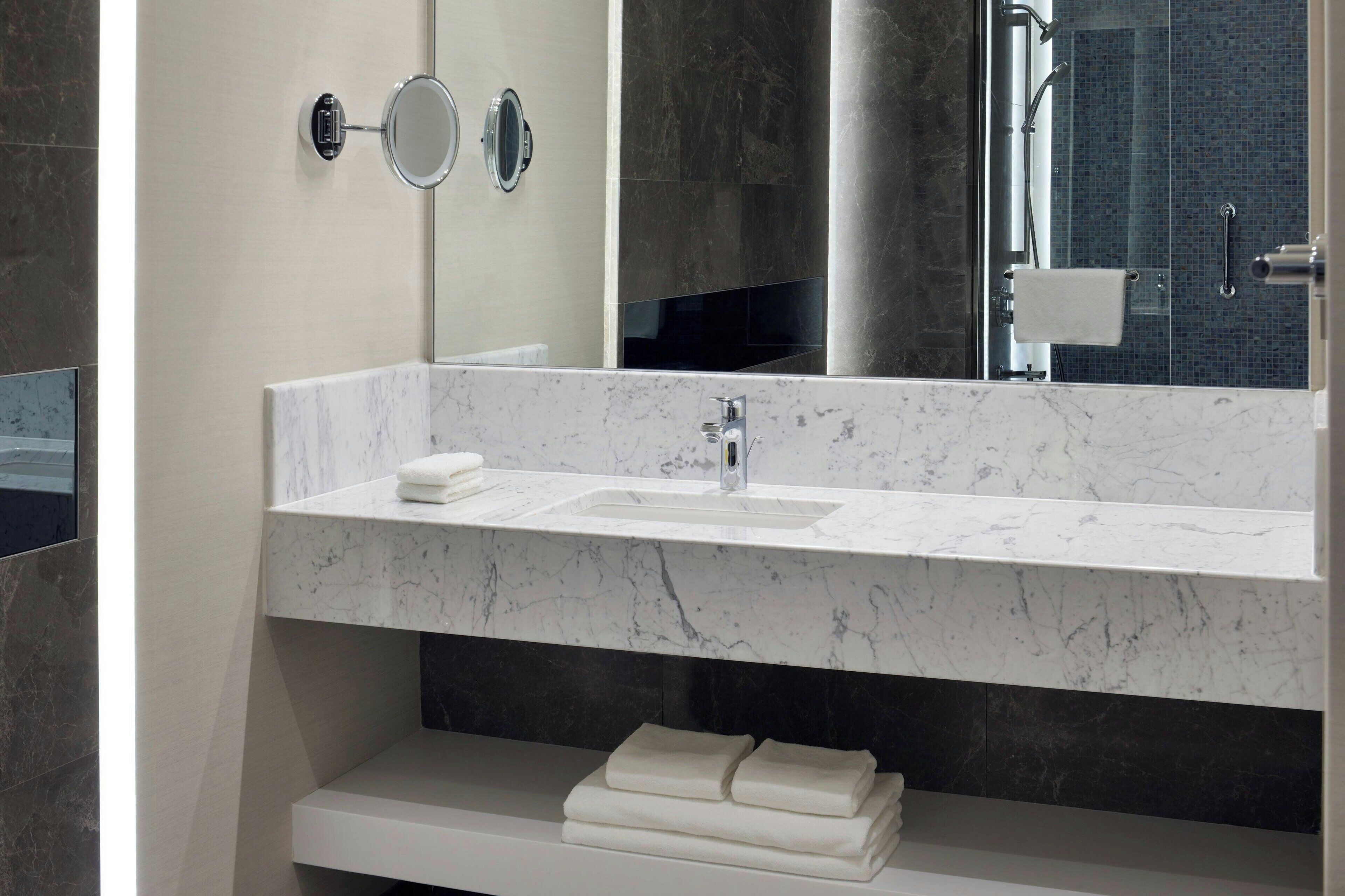 Articles de toilette gratuits, sèche-cheveux, chaussons, bidet