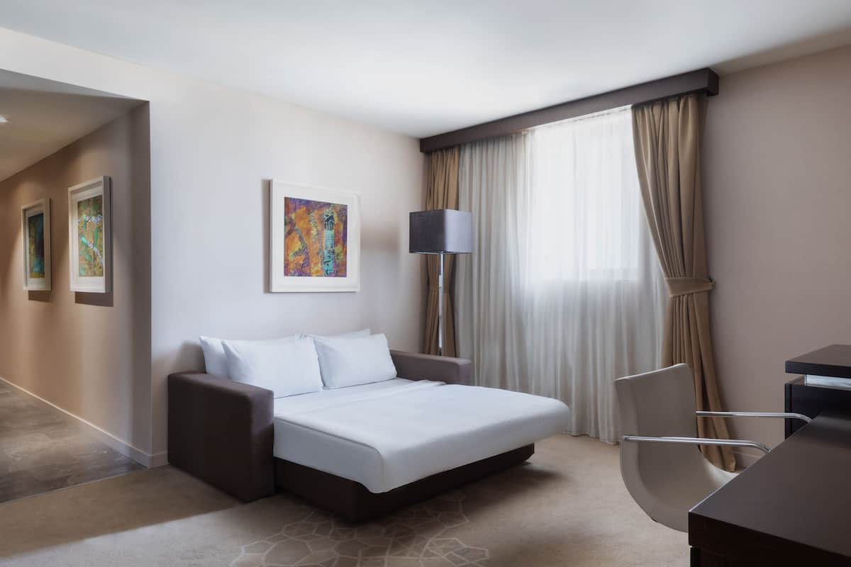Family Room with Lounge Access | 埃及棉床單、高級寢具、羽絨被、特厚豪華床墊