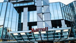 Et moderne Marriott hotel med en glasfacade og et markant geometrisk design.