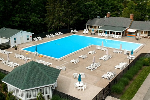 Kolam renang indoor dan kolam renang outdoor musiman