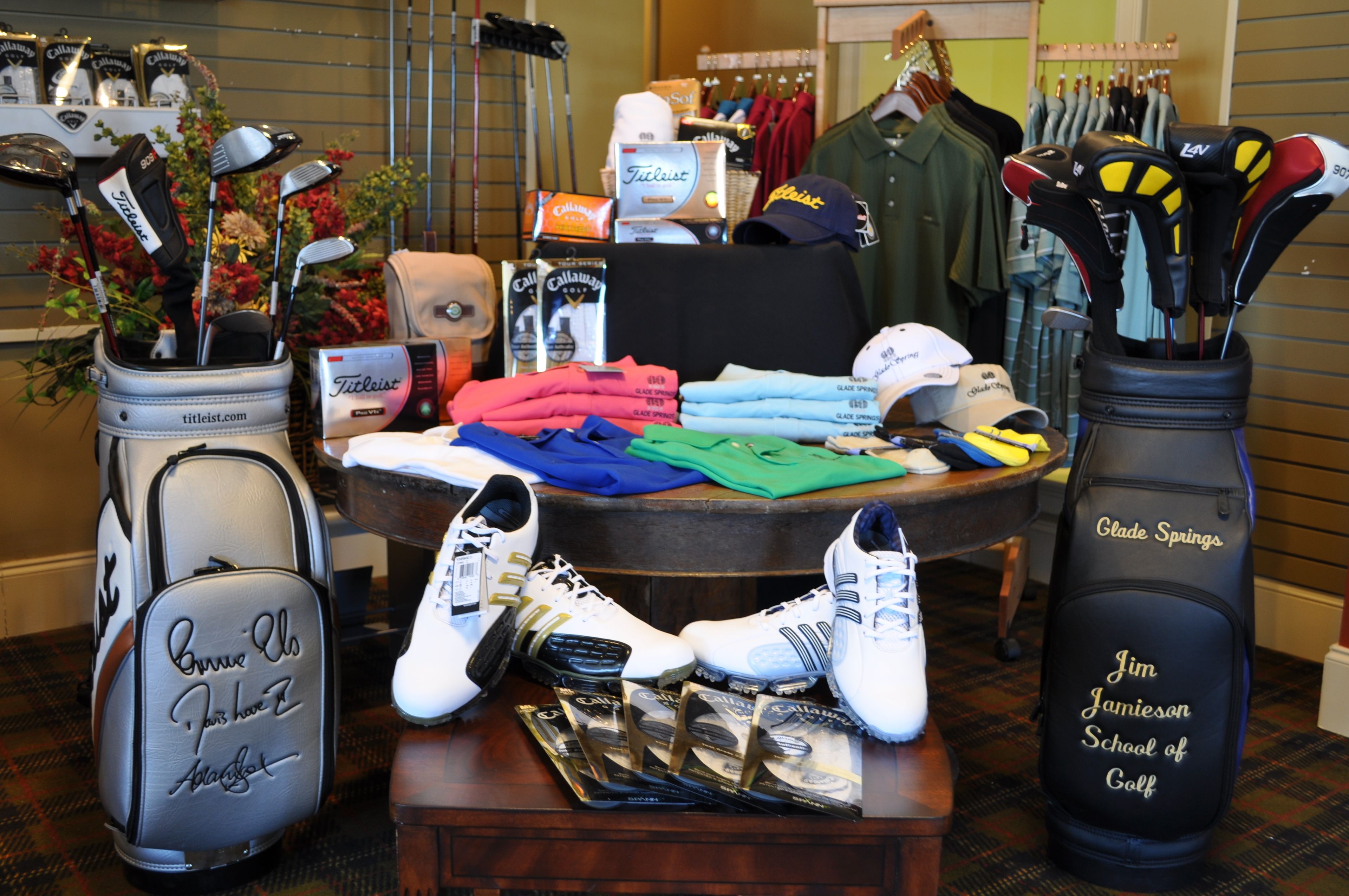 Een golfbag met een naambordje, een overzicht van golfclubs en diverse golfkleding en schoenen.