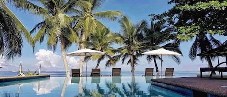 2 buitenzwembaden, parasols bij het zwembad en ligstoelen