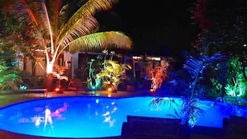 2 kolam renang outdoor, dengan payung kolam renang dan kursi berjemur