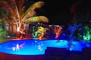 2 piscines a l'aire lliure, para-sols i gandules 