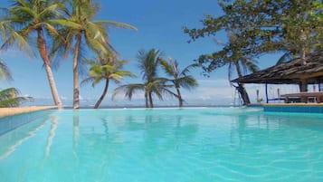 2 piscines extérieures, parasols de plage, chaises longues