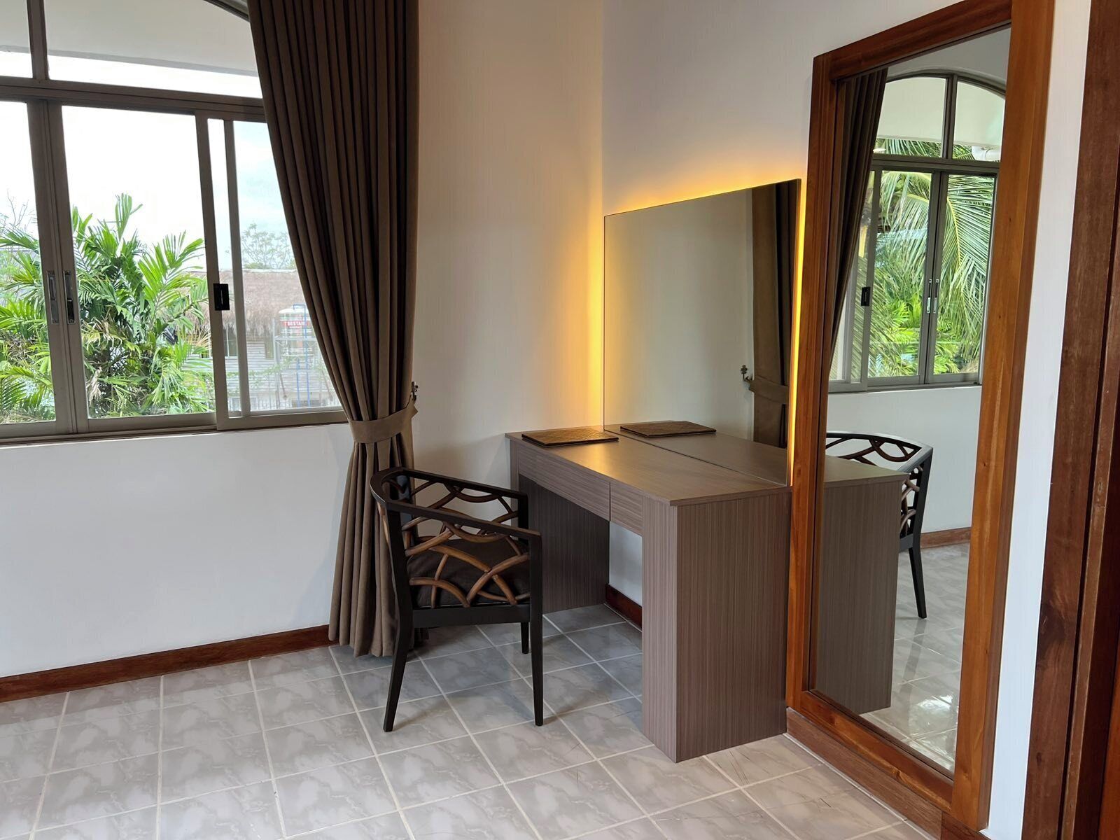 family room | in-room safe, desk, free cots/infant beds, rollaway beds