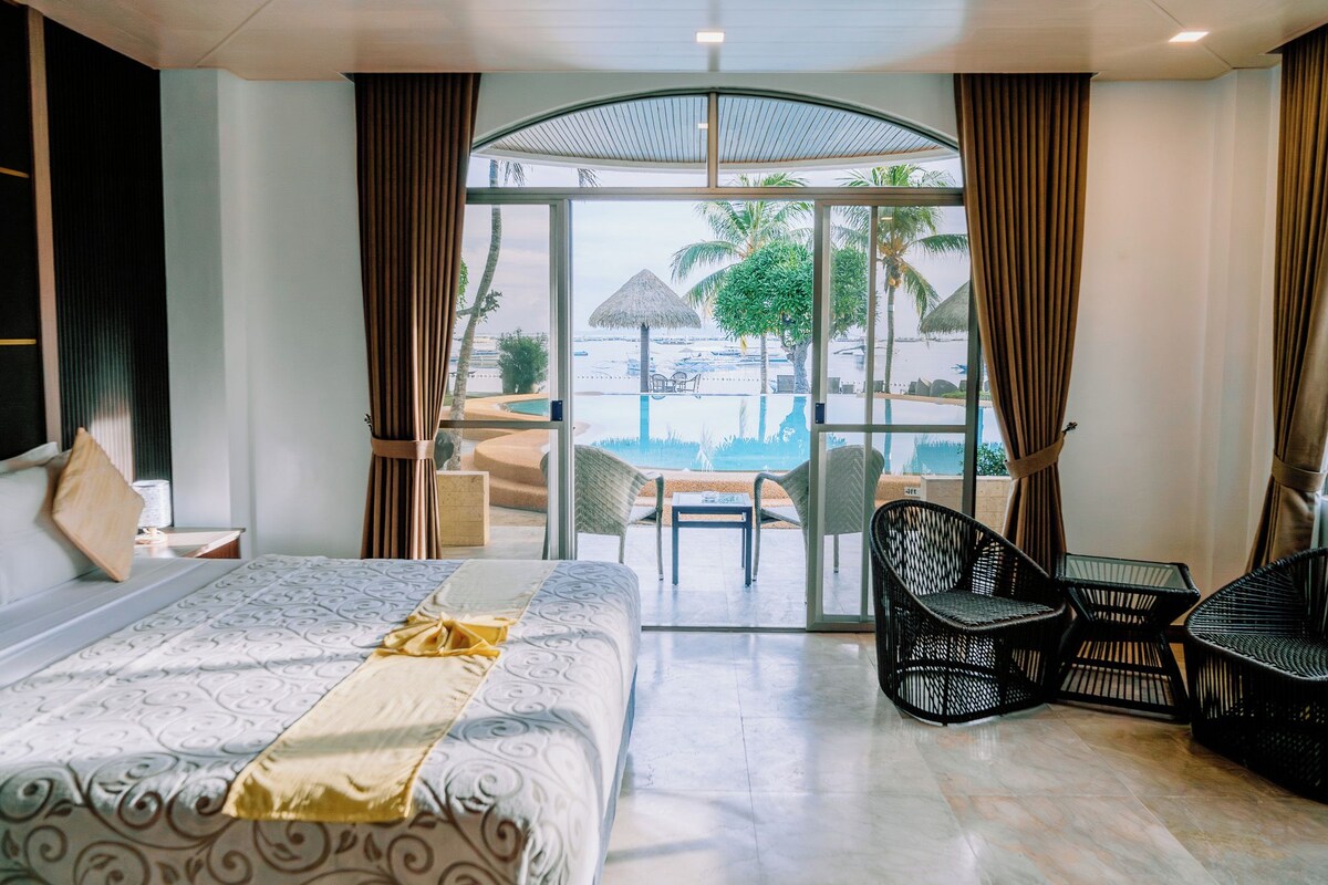 In-room safe, free WiFi, bed sheets