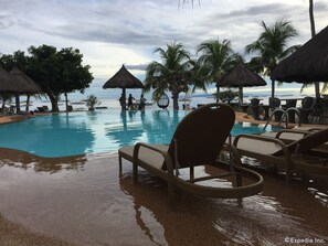 Outdoor pool, pool umbrellas, pool loungers - Panglao Pearl Premier White Sand Resort (Panglao)