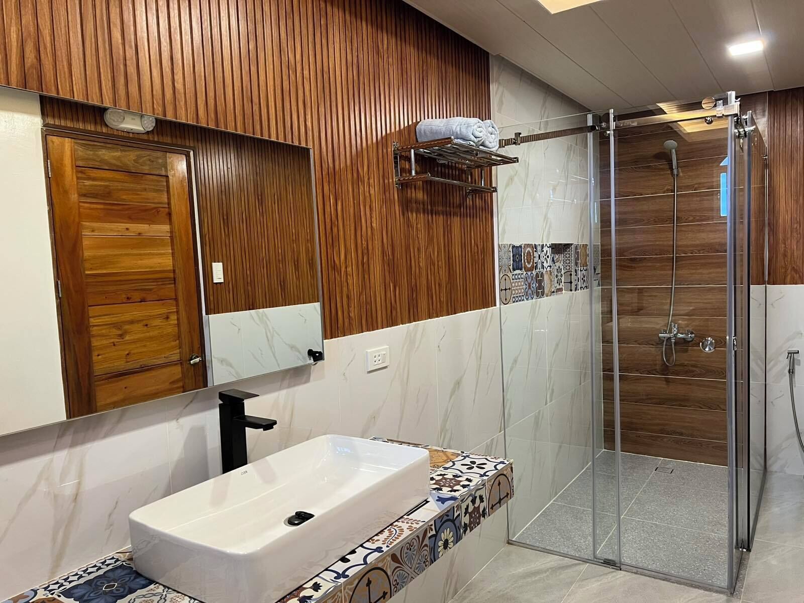 deluxe room | bathroom | free toiletries, hair dryer, bidet, towels