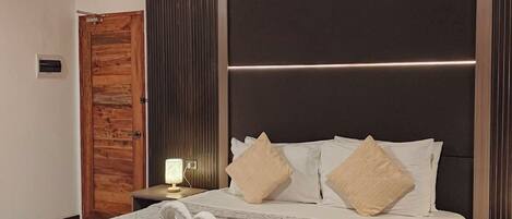 In-room safe, WiFi (free), bed sheets